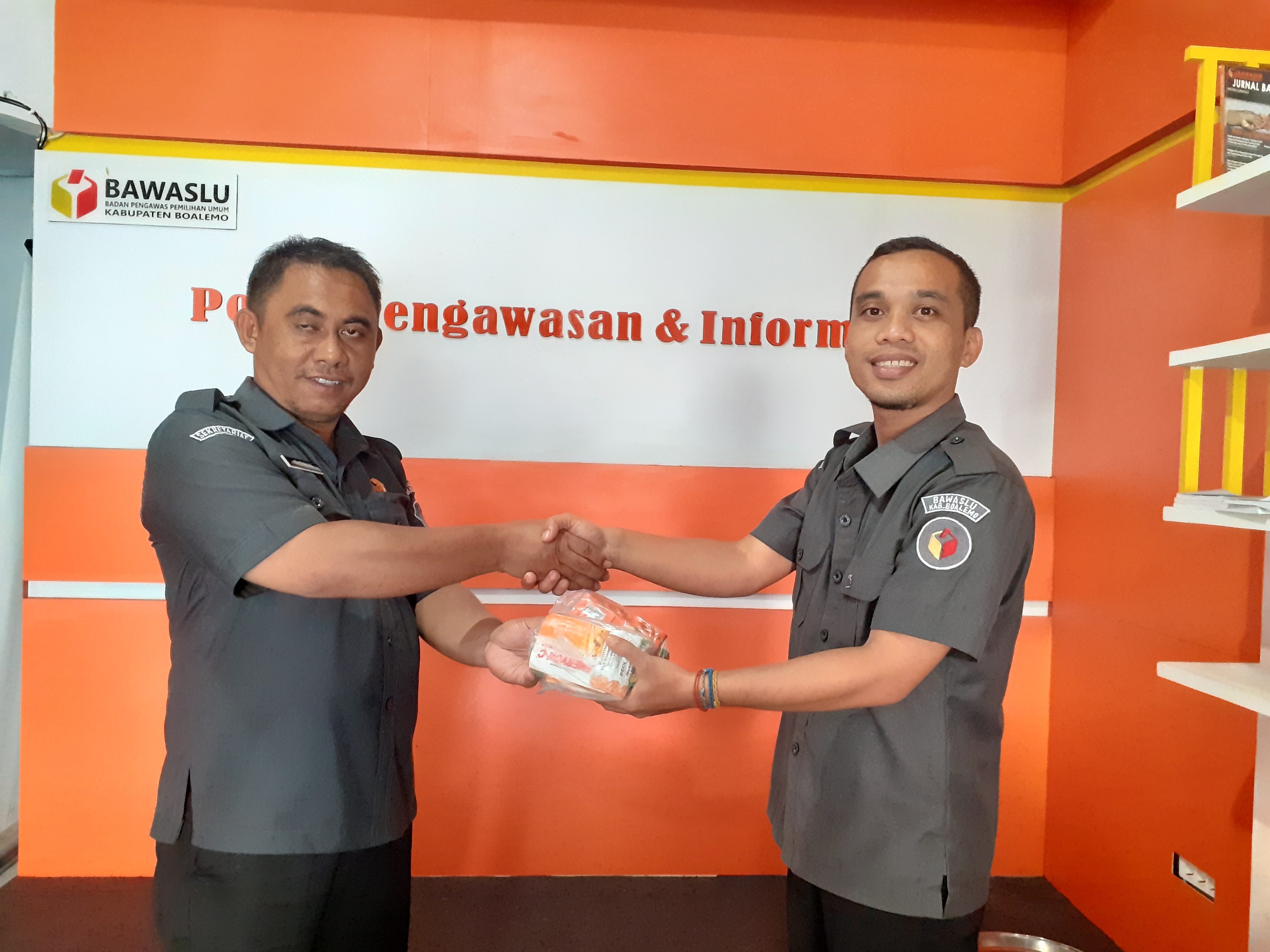 DEMI TETAP SEHAT, BAWASLU KAB. BOALEMO BAGIKAN VITAMIN UNTUK STAF SEKRETARIAT