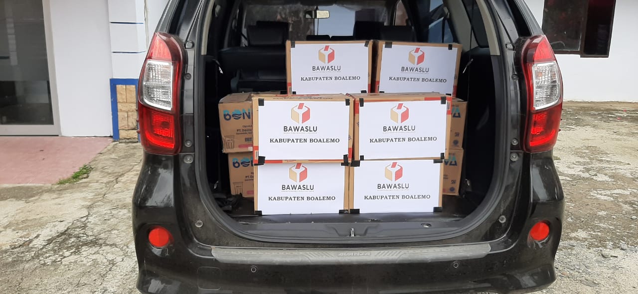 BAWASLU SERAHKAN BANTUAN UNTUK KORBAN BONE BOLANGO