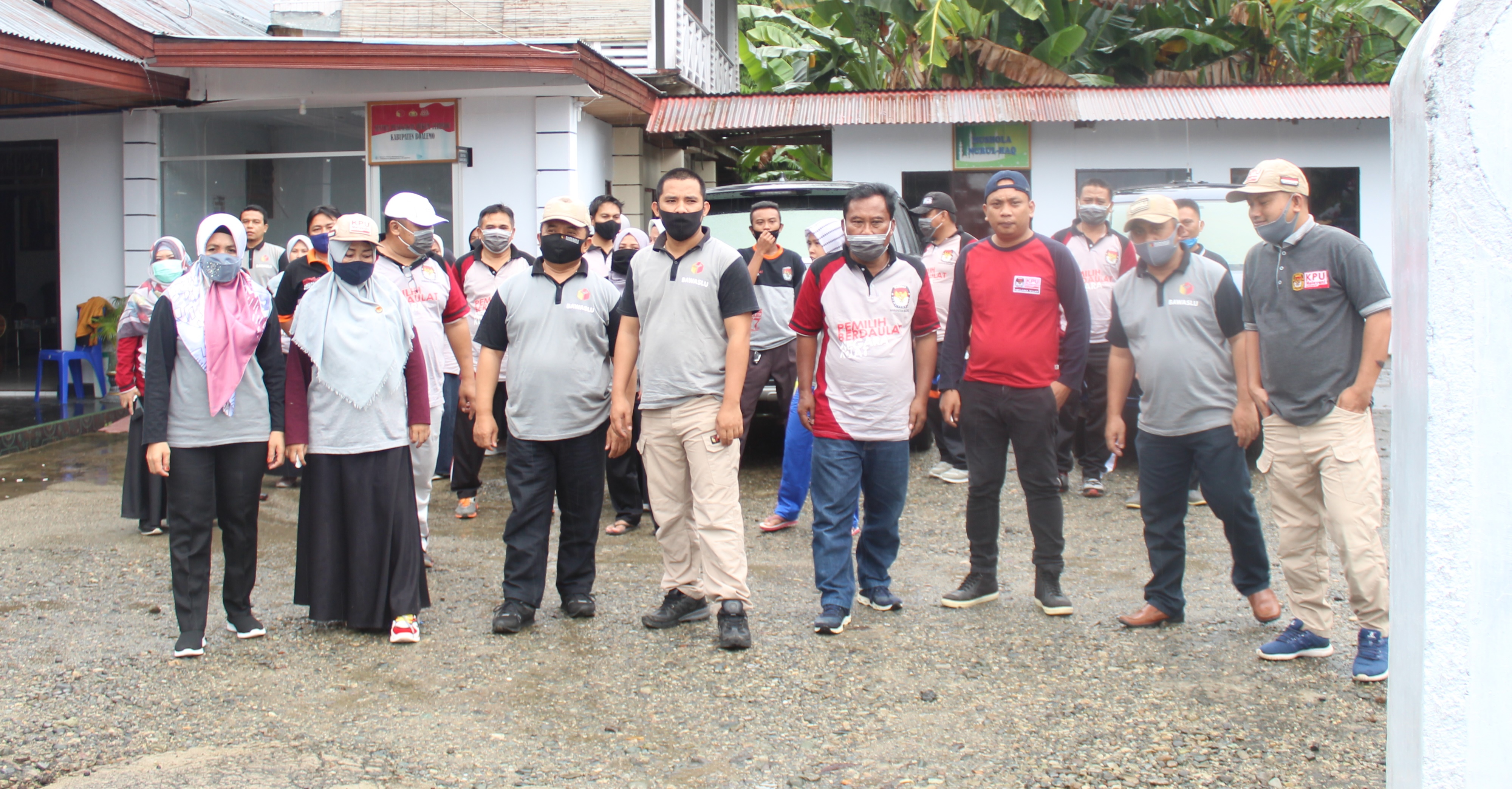 TERAPKAN HIDUP SEHAT DIERA NEW NORMAL, BAWASLU DAN KPU KAB. BOALEMO LAKUKAN JALAN SEHAT BERSAMA