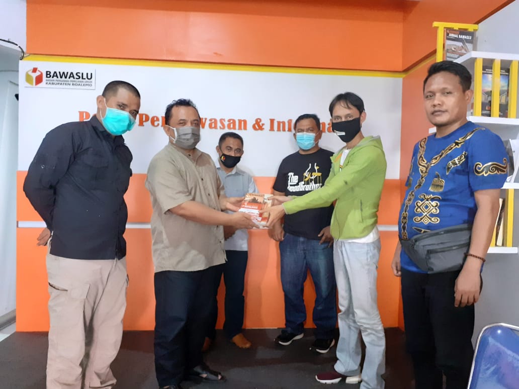 TIM ASISTENSI BAWASLU RI SERAHKAN BUKU SAKU PENYELESAIAN SENGKETA UNTUK BOALEMO