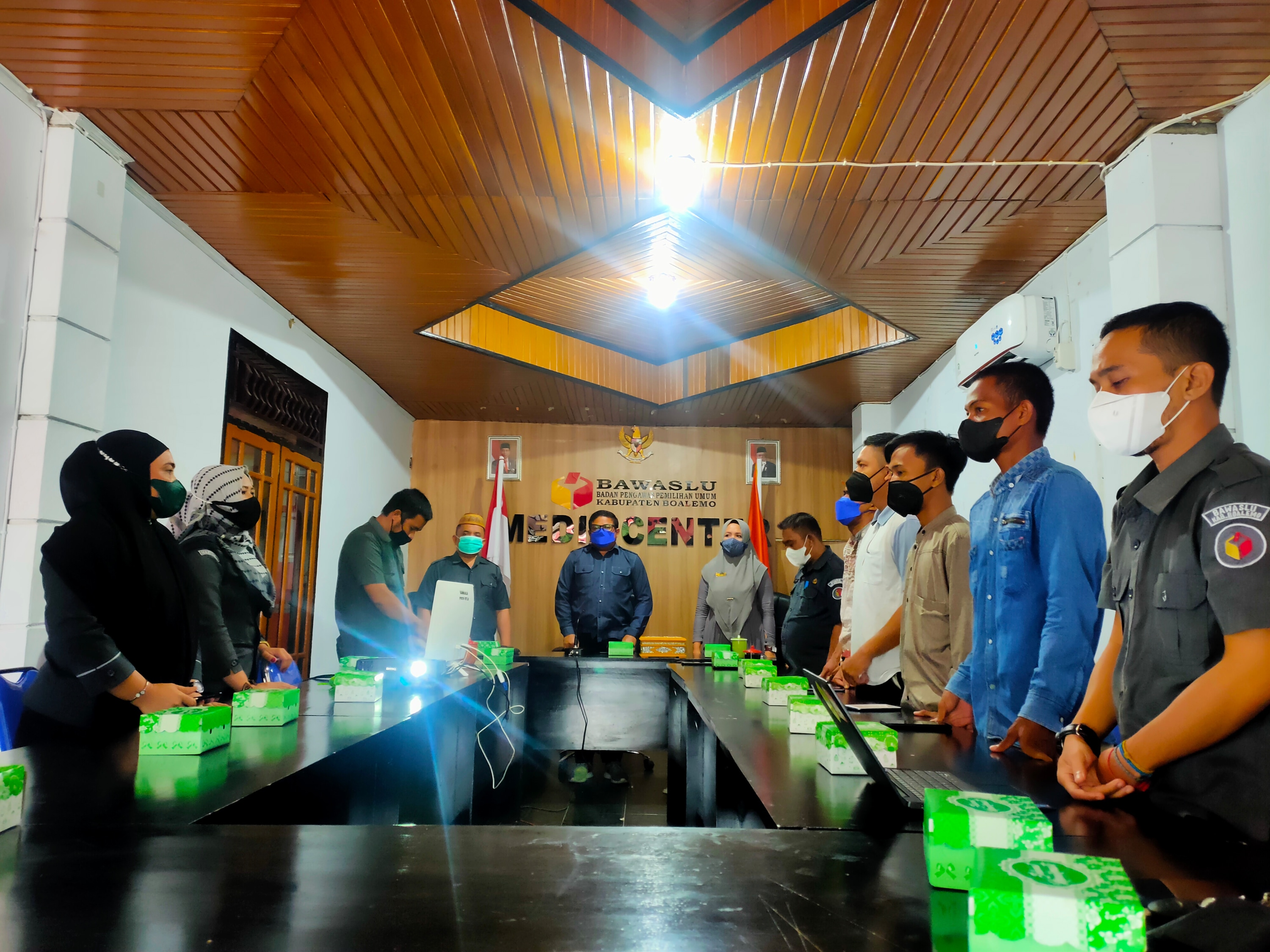 KUNKER KE BAWASLU BOALEMO, IDRIS NYANYIKAN LAGU INDONESIA RAYA