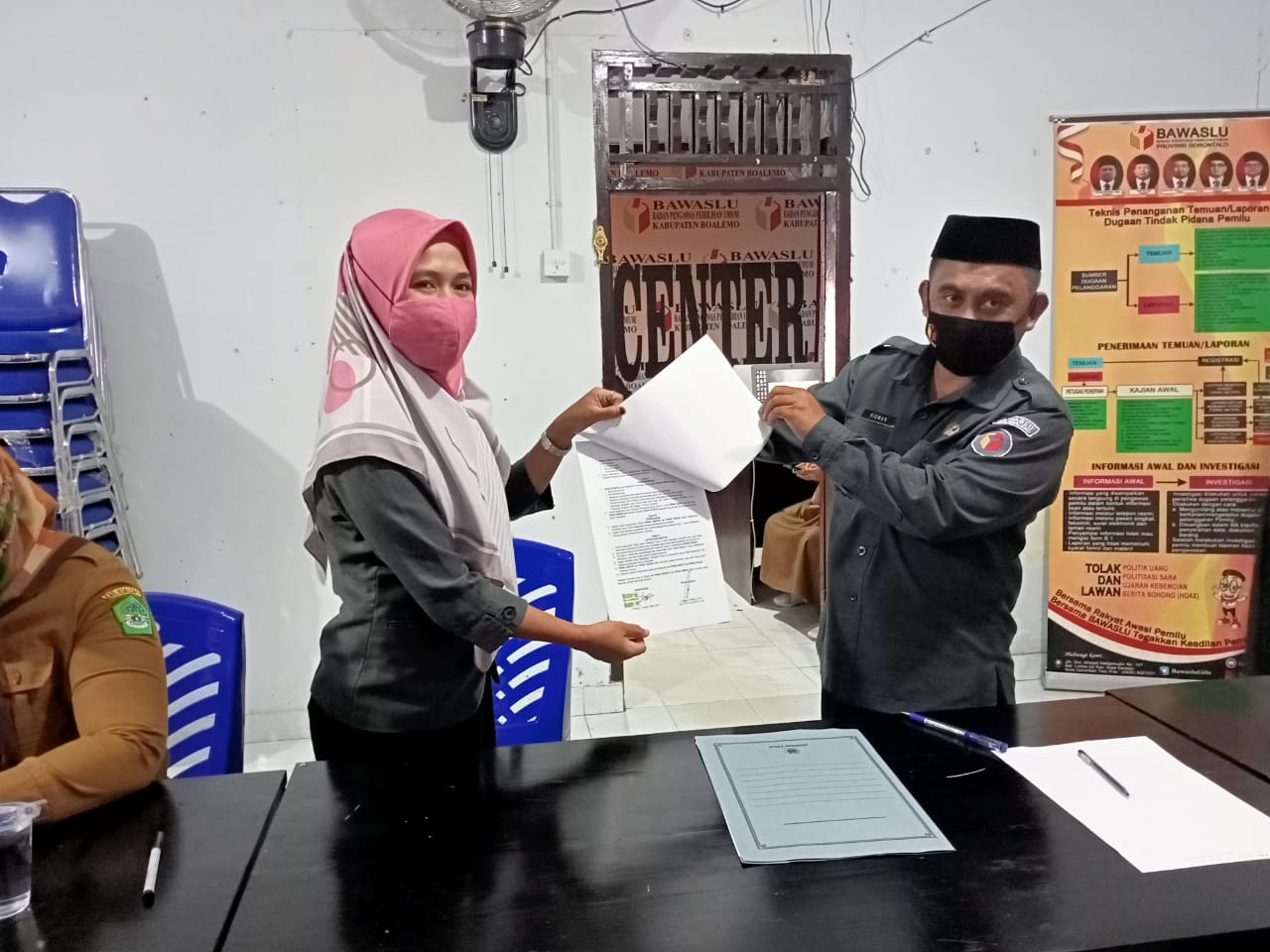 KORSEK DAN STAF BAWASLU BOALEMO TEKEN PERJANJIAN KINERJA TAHUN 2021
