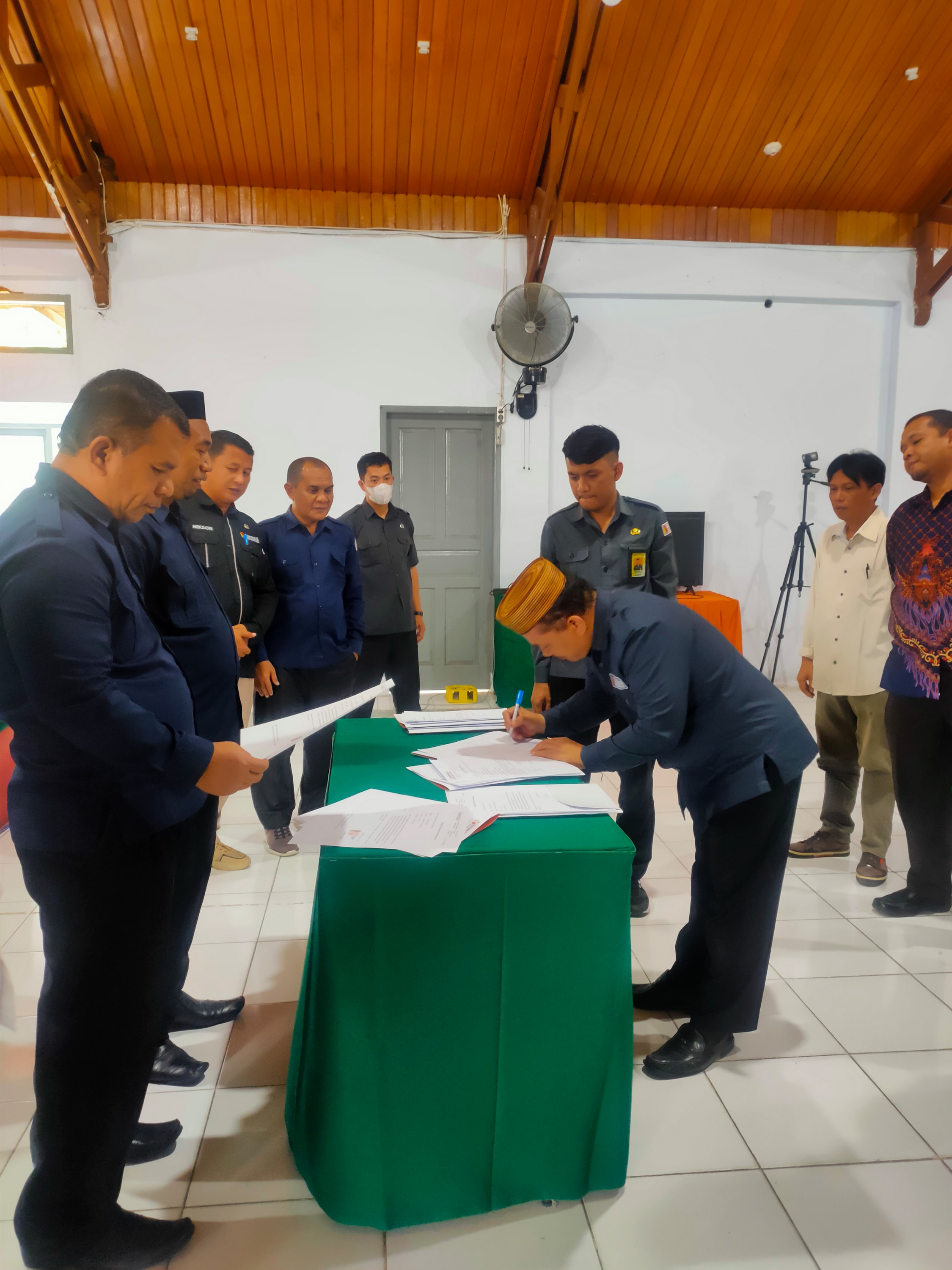 AMIR DJ. KOEM TERIMA AKUN SIPOL DARI BAWASLU PROVINSI GORONTALO