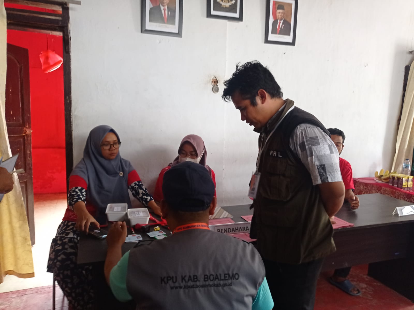 TIM PENGAWASAN VERFAK BAWASLU BOALEMO TURUN AWASI PELAKSANAAN VERFAK PARPOL OLEH KPU