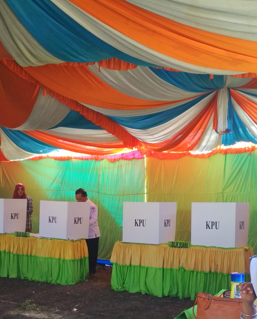 KETUA BAWASLU KAB. BOALEMO GUNAKAN HAK PILIHNYA