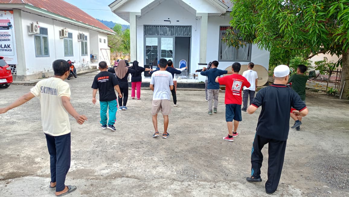 Jajaran Bawaslu Boalemo Melaksanakan Senam Kebugaran Bersama di Halaman Kantor Sekretariat