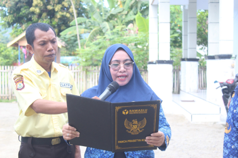 Kasubbag Pengawas Pemilu dan Humas, Sumarni Utiarahman, S.Sos,. Bertindak Sebagai Pembaca Kongres Pemuda