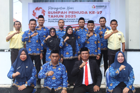 Foto Bersama Anggota Bawaslu Boalemo, Pejabat Strukturtal, dan Seluruh Jajaran Staf Sekretariat