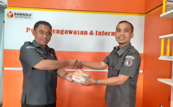 DEMI TETAP SEHAT, BAWASLU KAB. BOALEMO BAGIKAN VITAMIN UNTUK STAF SEKRETARIAT