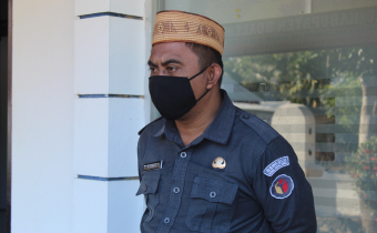 RIDWAN HIMBAU SELURUH STAFNYA BANJIRI MEDSOS DENGAN GERBANG KOMMPAK