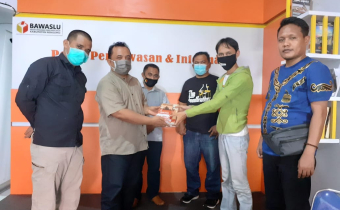 TIM ASISTENSI BAWASLU RI SERAHKAN BUKU SAKU PENYELESAIAN SENGKETA UNTUK BOALEMO
