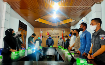 KUNKER KE BAWASLU BOALEMO, IDRIS NYANYIKAN LAGU INDONESIA RAYA