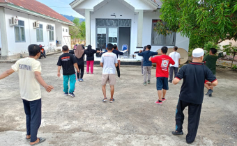 Jajaran Bawaslu Boalemo Melaksanakan Senam Kebugaran Bersama di Halaman Kantor Sekretariat